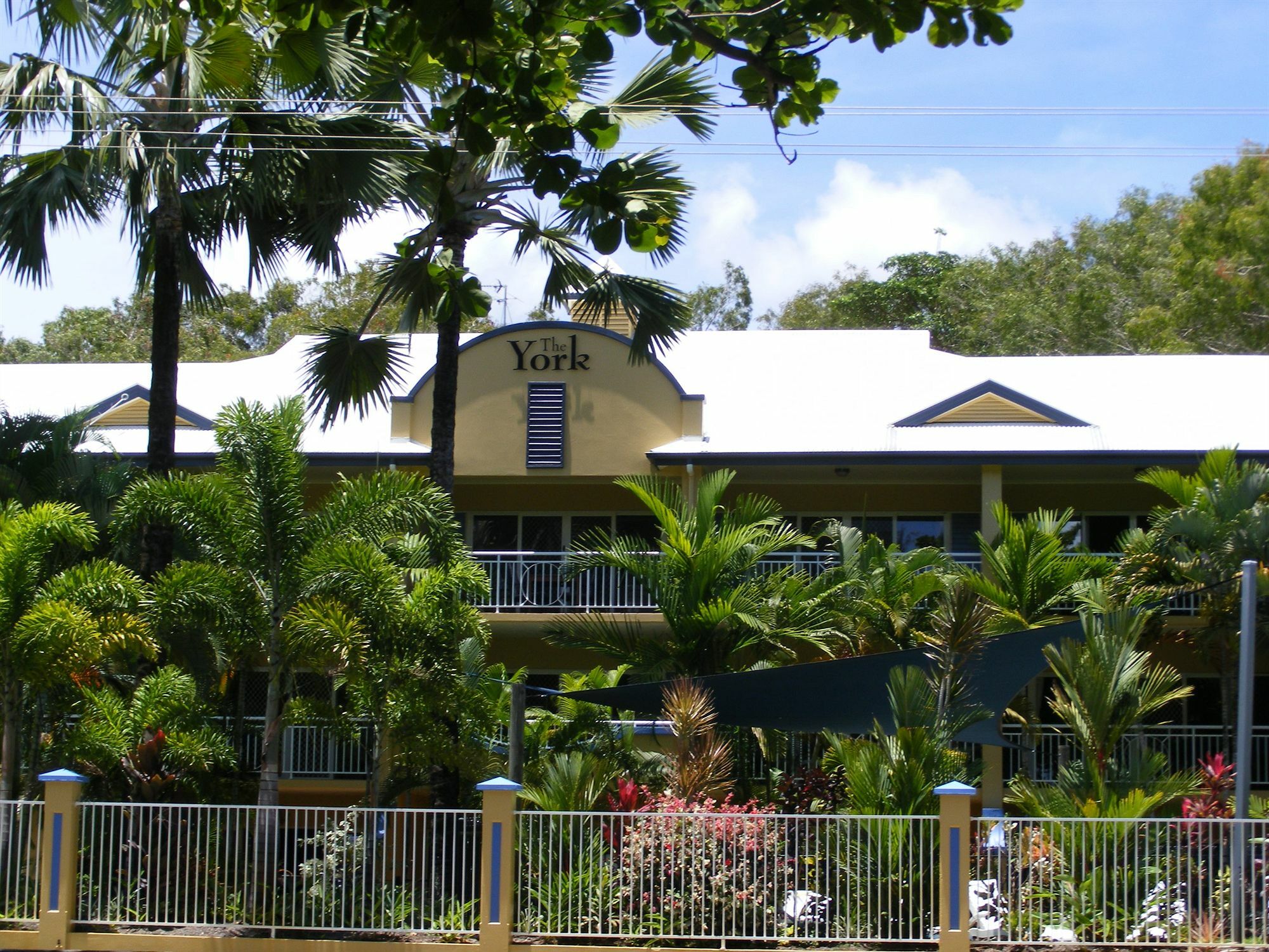 The York Beachfront Holiday Apartments Yorkeys Knob Exterior photo